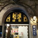 夜の青山ビル玄関