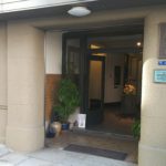 伏見ビルの玄関