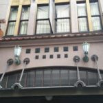 清水猛商店吊り金具で支えられたひさし