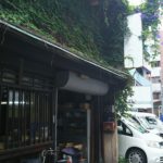 小西利七商店の軒先