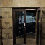 芝川ビル内側から見た玄関の様子